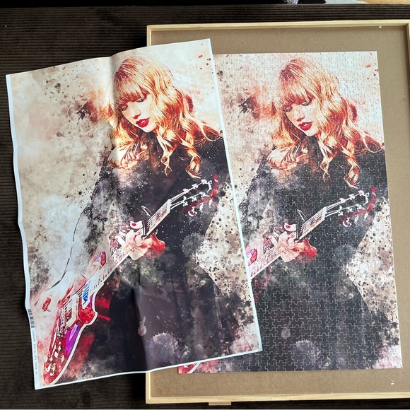Taylor Swift 1000 piece puzzle - Picture 2 of 3